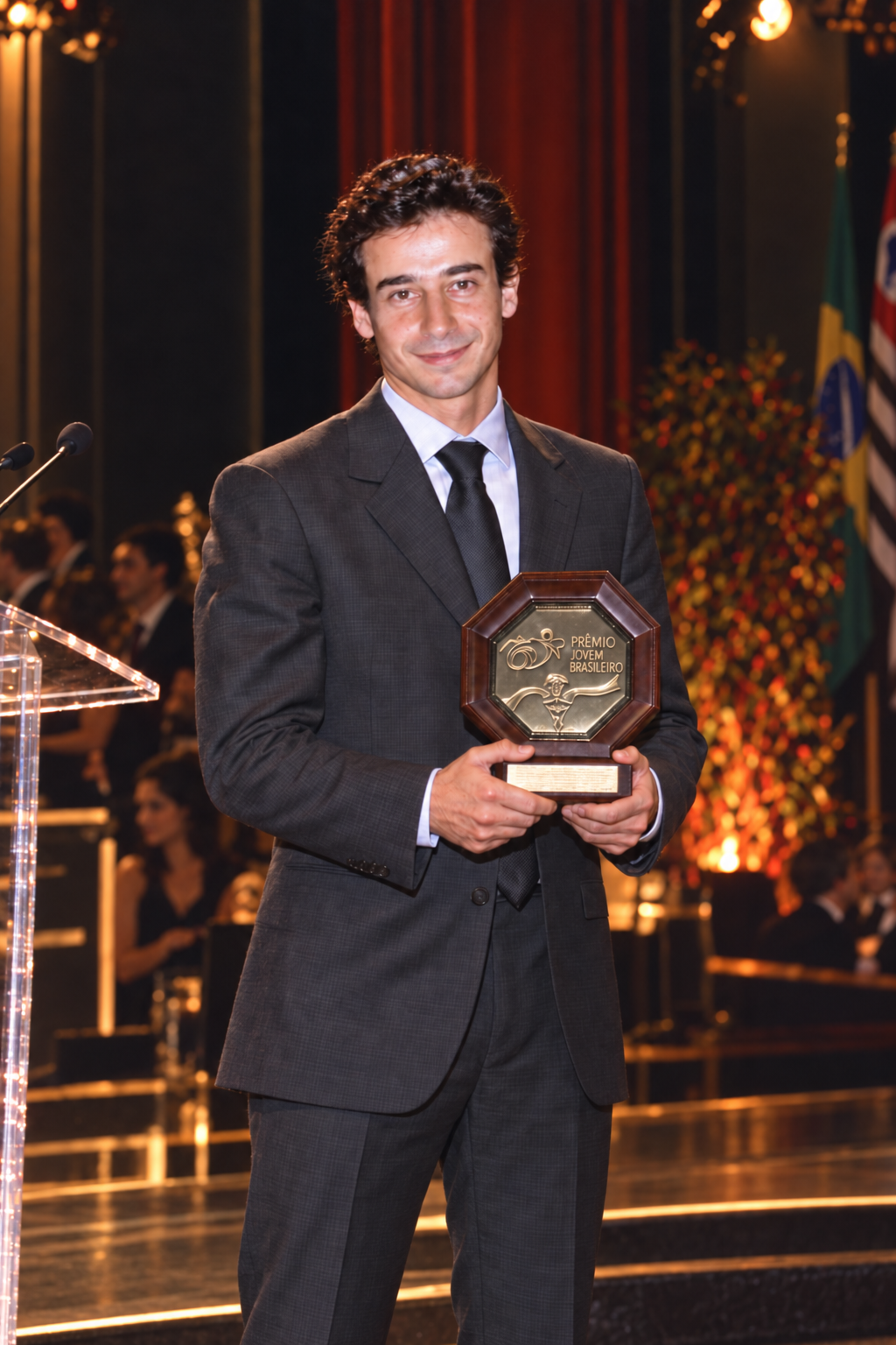 Fernando Freire holding the Prêmio Jovem Brasileiro trophy